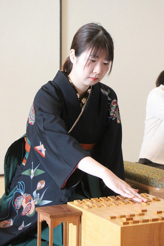西山朋佳女流三冠