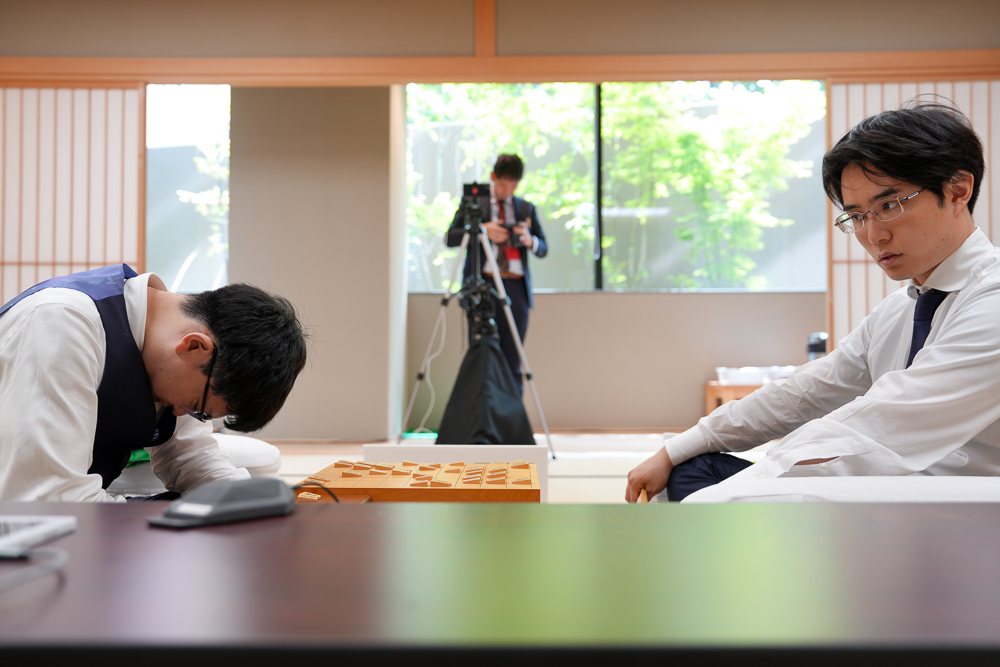 お~いお茶杯王位戦中継Blog : 対局再開